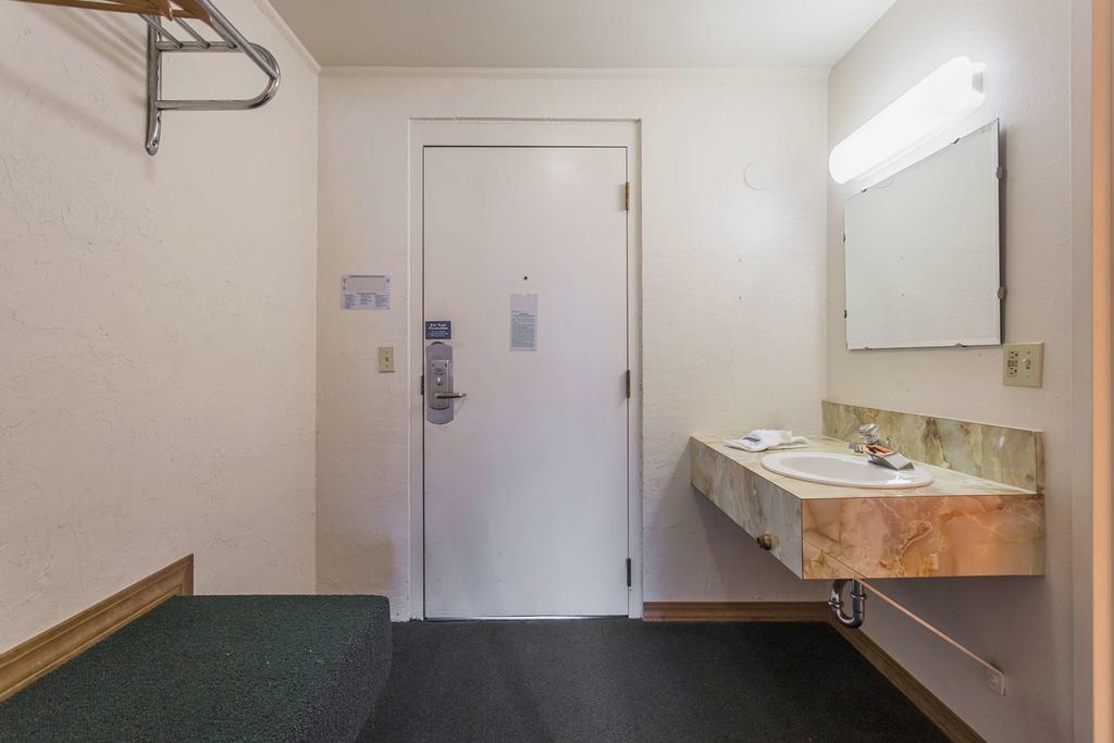 Budget Inn Missoula East Экстерьер фото